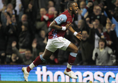 Darren Bent celebrates gol Aston Villa debut